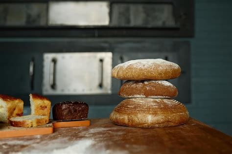 Variedade de pão fresco na mesa de madeira da padaria conceito de