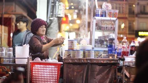 Hot girl bán sữa đậu nành mặc đồ sexy khoe vai trần gợi cảm khiến cộng đồng mạng phải xôn xao