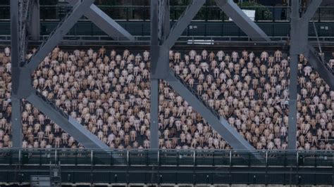 Artist Spencer Tunick Shoots Nude Photo At Story Bridge The Mercury