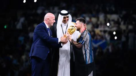 Pse Lionel Messi veshi një pelerinë të zezë kur mori trofeun e Kupës së