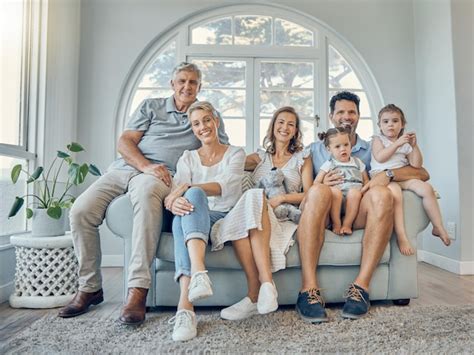 Grande Retrato De Fam Lia E Gera Es Relaxam Juntos No Sof Na Sala De