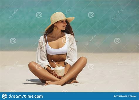 Mujer Bronceada En Bikini Con Coco En La Playa Foto De Archivo Imagen