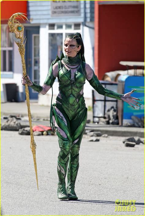 Elizabeth Banks Gets Into Action as Rita Repulsa on 'Power Rangers' Set ...