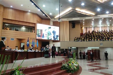 Ayah Brigadir J Wakili Anaknya Wisuda Di Universitas Terbuka