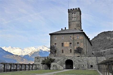 Itinerario Dei Castelli Della Valle D Aosta In Macchina Castello Reale