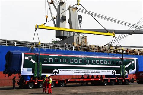 PENGIRIMAN GERBONG KERETA INKA KE BANGLADESH ANTARA Foto