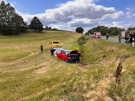 B Im Kreis Lichtenfels Auto Bei Unfall Von Stra E Geschleudert