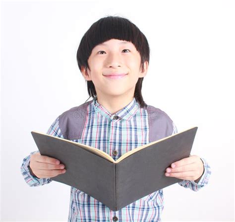 Retrato Del Muchacho Feliz Joven Con El Libro Imagen De Archivo