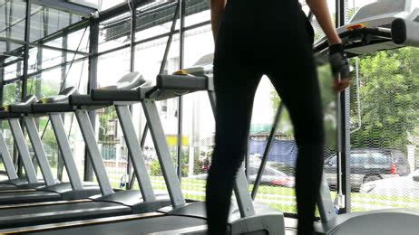 Jovem Mulher Executando Exercício No Centro De Fitness Atleta Feminina