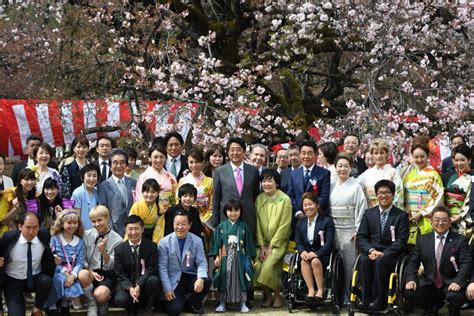 唐揚げ、焼きそば、瓶ビール官邸幹部の「セコい裏技」露呈 「桜を見る会」弁明 毎日新聞