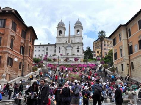 Divieto di sedersi a Trinità dei Monti multe salate per i turisti