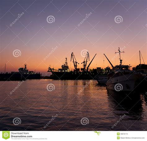 Schattenbilder Von Schiffen Im Hafen Stockbild Bild Von Kran Versand