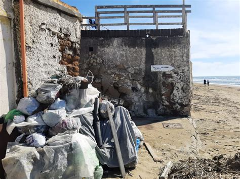 Una Discarica Al Posto Della Spiaggia Succede Nei Pressi Della Riserva