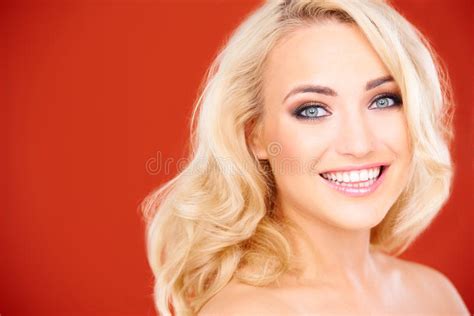 Belle Jeune Femme Blonde Avec Un Sourire De Lancement Photo Stock