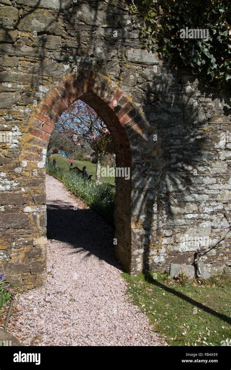 Path Archway Leading Into Woodcot Gardens Salcombe Stock Photo Alamy