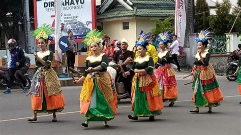 Semarak Festival Teluk Lalong 2022 Diawali Karnaval Budaya Banggai Post