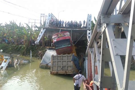 Foto Tangani Jembatan Babat Basuki Kirim Rangka Baja Hari Ini