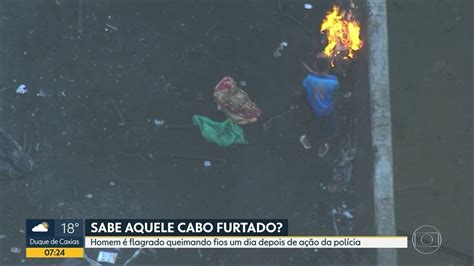 Vídeo Globocop flagra homem colocando fogo em fios na Zona Norte