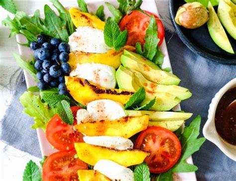 Salat Caprese Mit Gebratener Mango Mozarella Avocado Blaubeeren