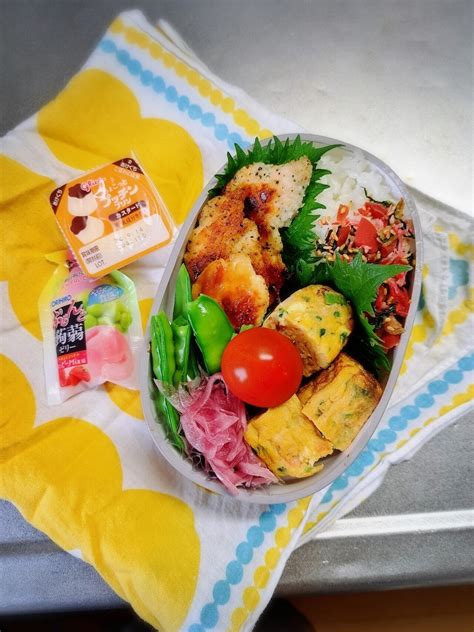 「お弁当記録」 今日のお弁当😋🍴🍱🎶 梅ちりめん カニカマとねぎのだし巻き玉子 チキンのハーブペッパーパン粉焼き 絹さや茹でマヨ添え