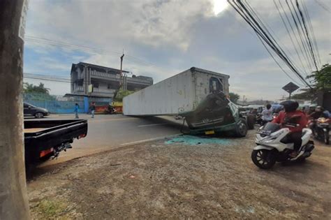 Truk Kontainer Terguling Jalan Raya Serang Macet Km