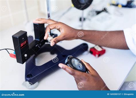 Científico Con Reloj De Laboratorio Y Temporizador Imagen De Archivo