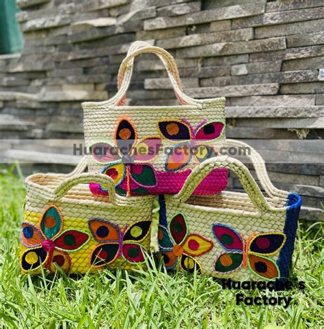 Bs00228 Bolsa Mediana Tejida En Palma Con Flor Y Mariposa De Colores