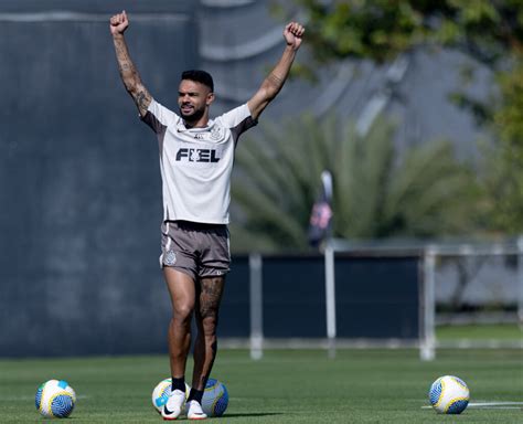 Novo reforço André Ramalho recebe cartilha de torcida organizada do