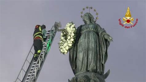 Video Lomaggio Floreale Alla Statua Della Madonna In Piazza Di