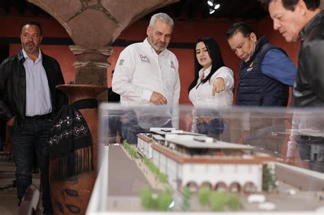 Devela Ramírez Bedolla maqueta del nuevo mercado de Pátzcuaro