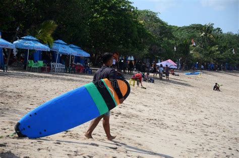 Hombres Con Tablas De Surf En La Famosa Playa De Kuta En Bali Imagen