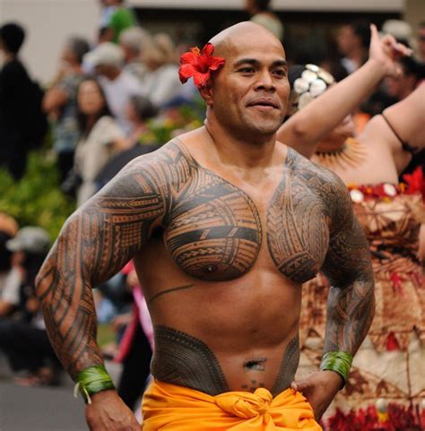 Samoan man showing his native tattoo. | Tatto | Tatuaje samoano, Tatuajes tribales y Tatuaje maori