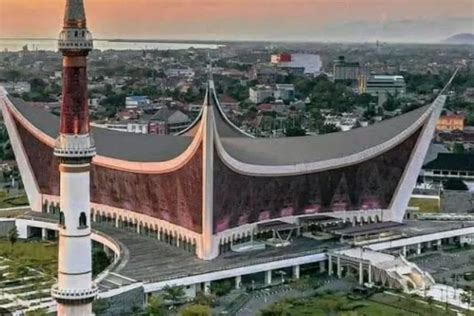 Catatan Wisata Dibalik Megahnya Masjid Raya Sumatera Barat Terdapat