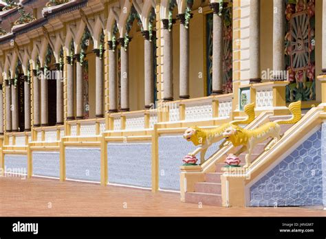 Vietnam Tay Ninh Cao Dai Tempel Stairs Lion S Characters Stock