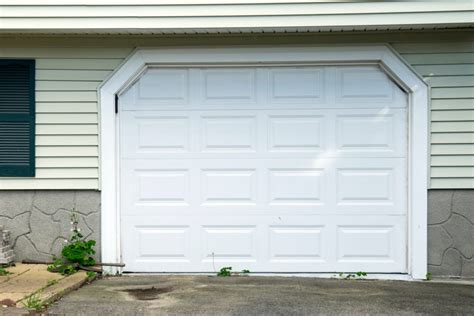 The Pros And Cons Of Vinyl Garage Doors