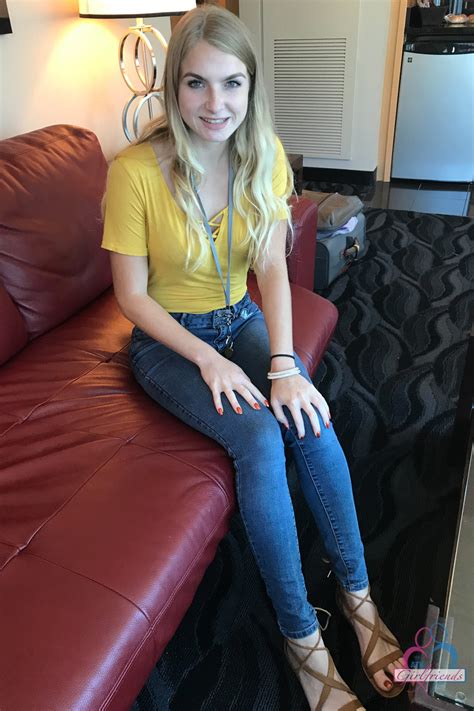 Petite Amateur Hannah Hawthorne Flaunts Her Nice Tits And Hot Pussy On