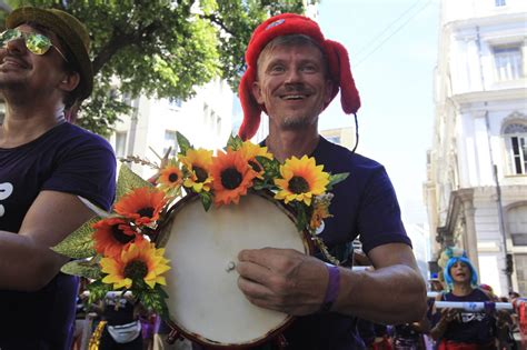 Monobloco fecha Carnaval de rua do Rio arrastando uma multidão de