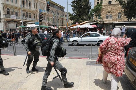 قوات الاحتلال تعتدي على المواطنين في باب العامود بالقدس