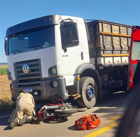 ACIDENTE ENTRE MOTOCICLETA E CAMINHÃO NA RODOVIA GO 0139 DEIXA PAI E