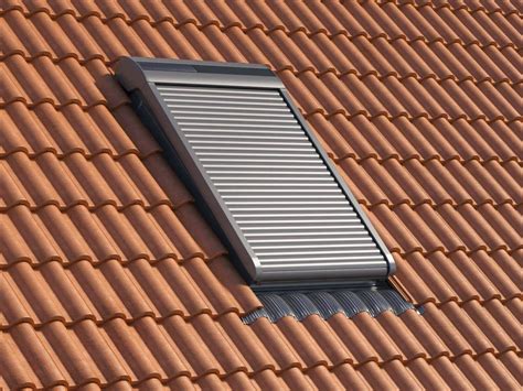 Roleta na okno dachowe ROOFLITE solarna SSR C2A 55x78 zewnętrzna