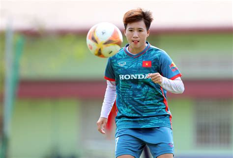 Hot girl Thanh Nhã tập sung cùng ĐT nữ Việt Nam chờ quyết đấu Myanmar