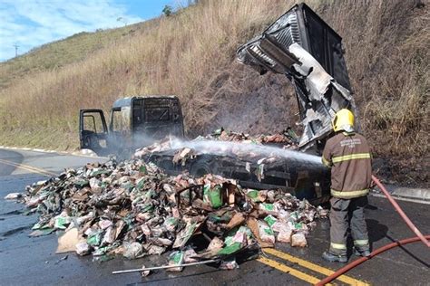 Caminh O Carregado De Carnes Pega Fogo Na Br Em Muria Zona Da