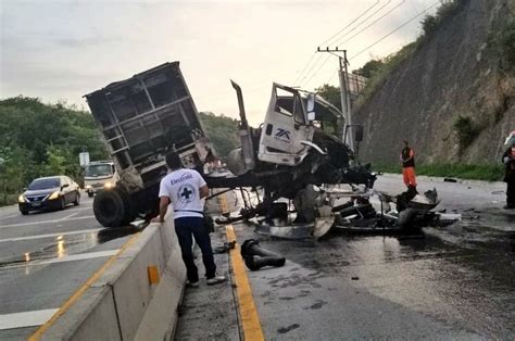 Rastra Se Incendia Luego De Accidentarse Sobre El Kil Metro De La