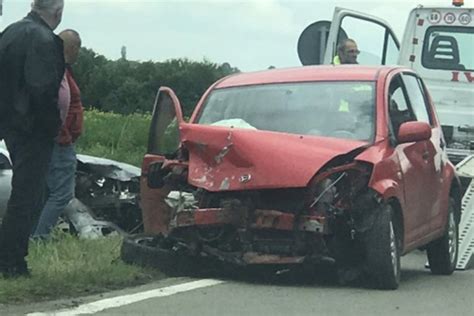 Etiri Osobe Povre Ene U Udesu Kod Mladenovca Automobili Smrskani Do