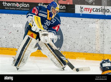 Portero Leonardo Genoni Ev Zug Durante El Partido De Hockey