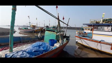 Barcos De Pesca Tradicionales Estacionados A Orillas Del Mar Almacen De