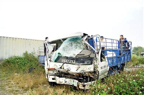 2車相撞 小貨車頭全毀5人傷 地方 自由時報電子報