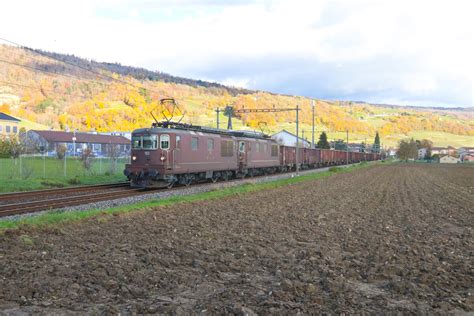 Eine Doppeltraktion Re 425 der BLS fährt mit leeren Wagen durch