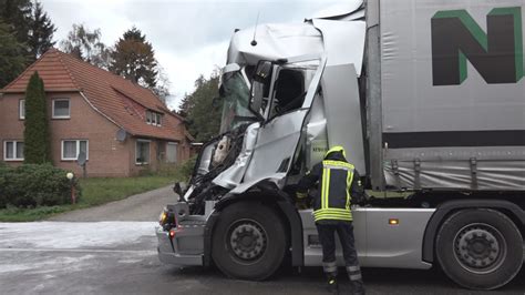 NonstopNews 28 jährige LKW Fahrerin rammt in vor Ampel wartenden