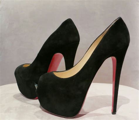 Venta Tacones Negros Con Suela Roja En Stock